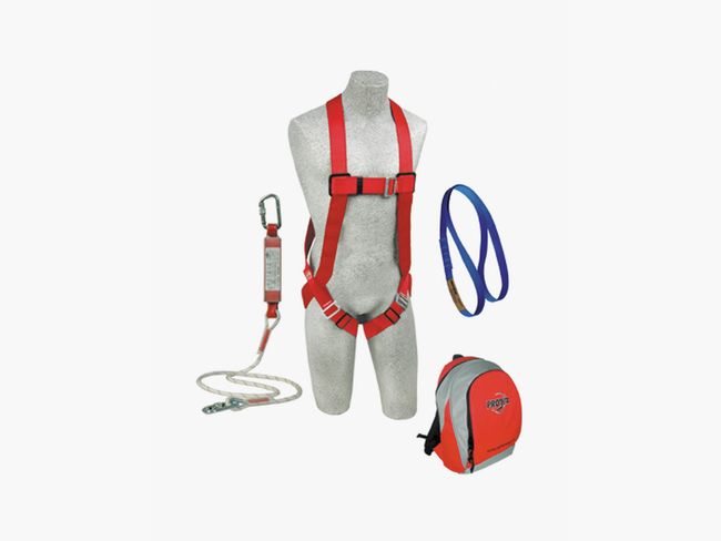 Le kit antichute simple comprend un harnais antichute, un absorbeur d’énergie et une sangle d’ancrage. Il est transporté dans un petit sac à dos.