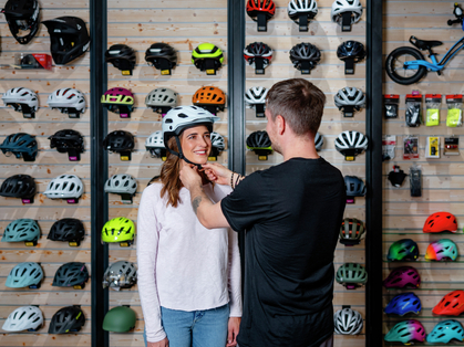 Ecco come indossare correttamente il casco per bici