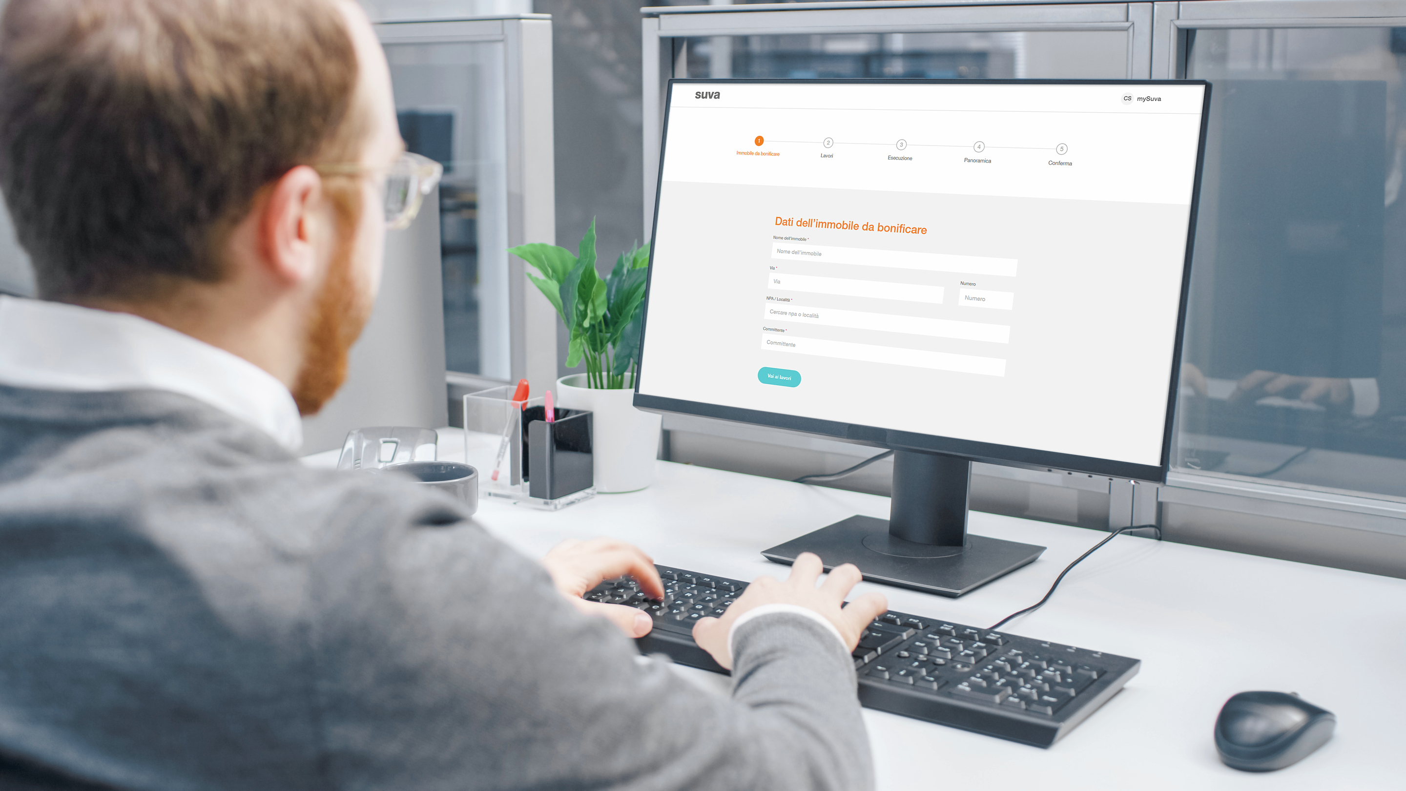 Uomo seduto davanti al computer che utilizza l'applicazione «Rimozione amianto».