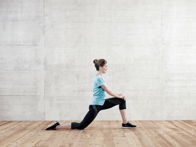 L'esercizio a terra per allungare i muscoli anteriori dell'anca inizia con un affondo.