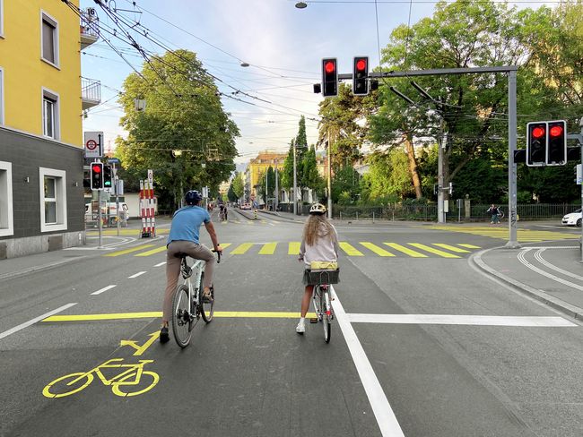 Der Aufstell- bzw. Wartebereich für Velofahrerinnen und Velofahrer vor Ampeln an grossen Kreuzungen ist auch als Velosack bekannt