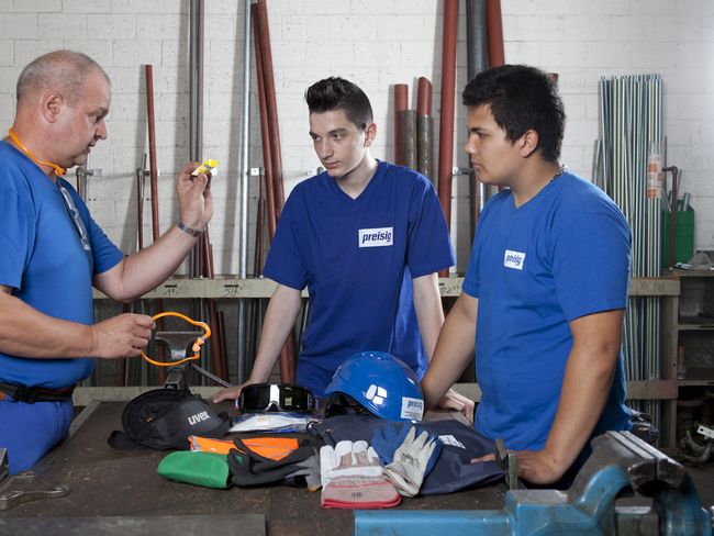 Qui fournit les vêtements de travail aux apprentis ?