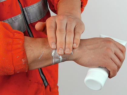 Protéger les mains avec une crème dermo-protectrice