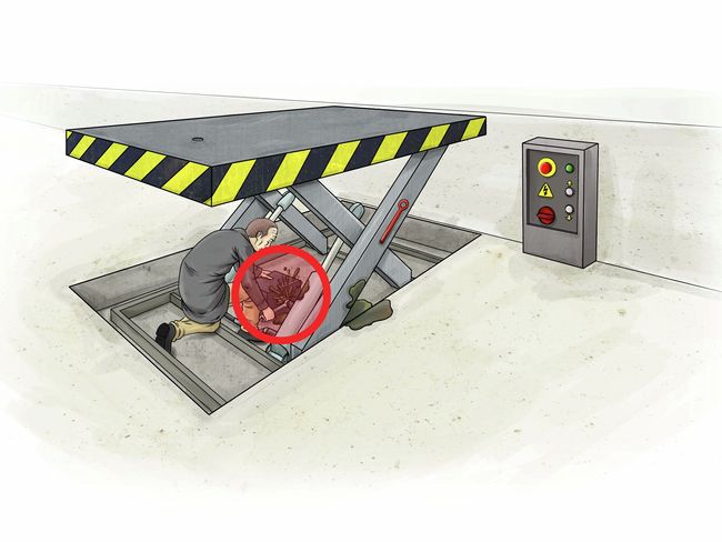 Während den Arbeiten am Hydraulikaggregat verursacht der erfahrene Mechaniker ein Leck, das zu einem Druckabfall im Hydrauliksystem führt, sodass sich die Hebebühne absenkt.