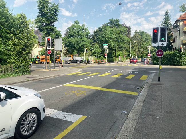 La zone d’attente pour cyclistes, anciennement appelée sas pour cyclistes, se trouve devant les feux aux grands carrefours