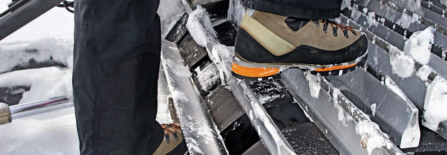Les Hommes Portent Des Bottes De Construction Des Chaussures De Sécurité  Pour Les Travailleurs Sur Le Chantier
