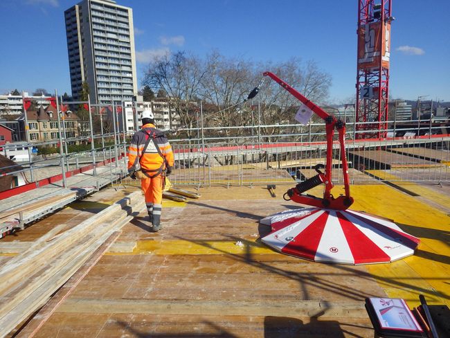 Un sistema di ancoraggio mobile e sopraelevato protegge i lavoratori del cantiere.