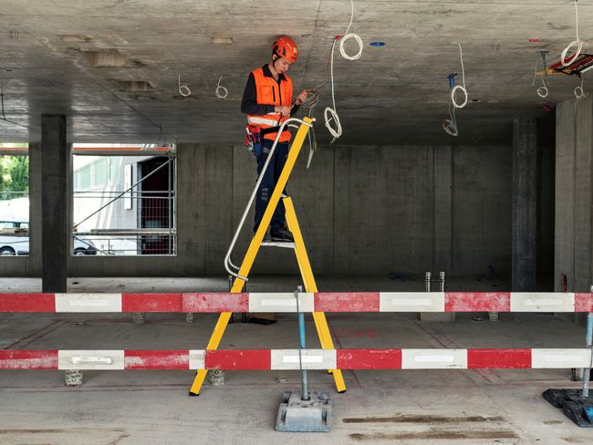 Die leichte Plattformleiter bietet sicheren Halt und Stand bei Elektroinstallationsarbeiten.