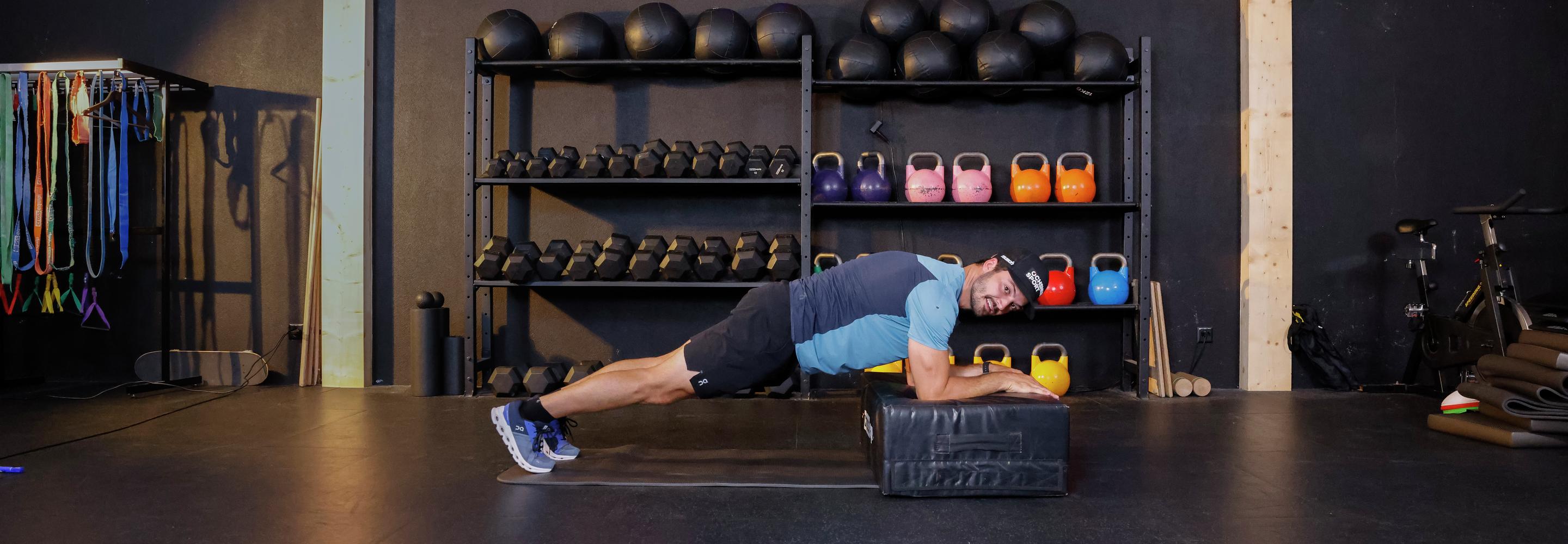 Pour augmenter l’intensité de l’exercice de renforcement des muscles de la cuisse, un saut est effectué de temps en temps.