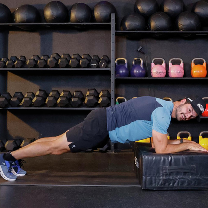 Pour augmenter l’intensité de l’exercice de renforcement des muscles de la cuisse, un saut est effectué de temps en temps.