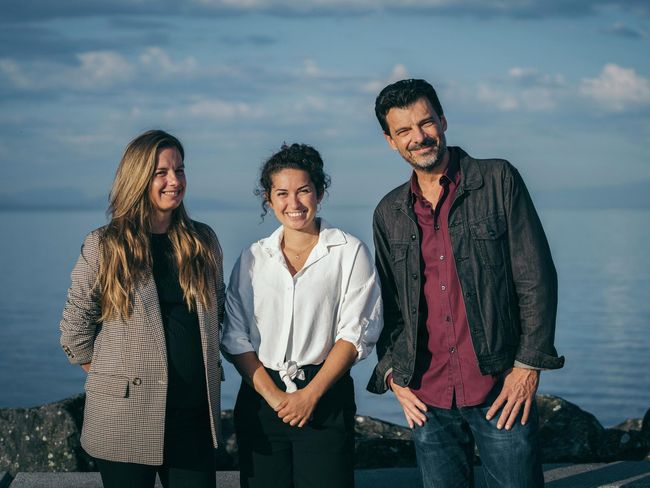 Arditë Shabani et Olivier Paul, lauréats du Grand Prix entourent Lorène Mesot, lauréate du Prix Coup de cœur. 