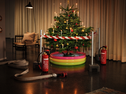 Manifesto: Attenzione alle decorazioni dell’albero di Natale, facilmente infiammabili