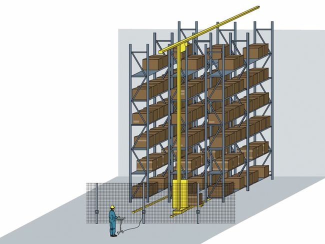 Un opérateur se place à l’extérieur de l’enceinte d’une installation de stockage à plusieurs étages. De cet endroit sûr, il peut procéder aux travaux de réglage grâce à un pupitre de commande.