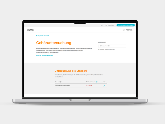 Startseite der Gehöruntersuchung auf Laptop und Smartphone, mit Informationen zur Teilnahme¬pflicht bei Tätigkeiten über 85 Dezibel sowie die Übersicht über Standorte – Einstieg in den digitalen Anmeldeprozess zur Gehöruntersuchung für Mitarbeitende.