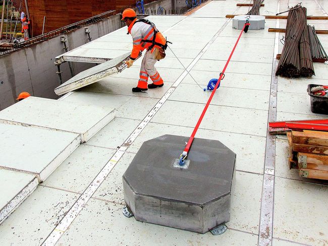 Une ligne de vie assure la sécurité d'un ouvrier de chantier.