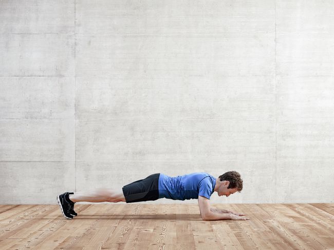 L’exercice «Planche sur les avant-bras» renforce les muscles du tronc et des épaules.