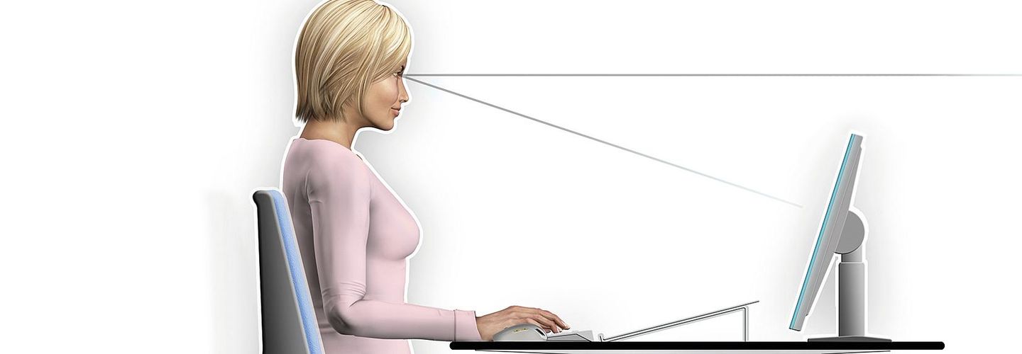 Une femme est assise devant un écran. Une flèche indique que son regard est perpendiculaire à l’écran. Cela correspond à la position naturelle de la tête.