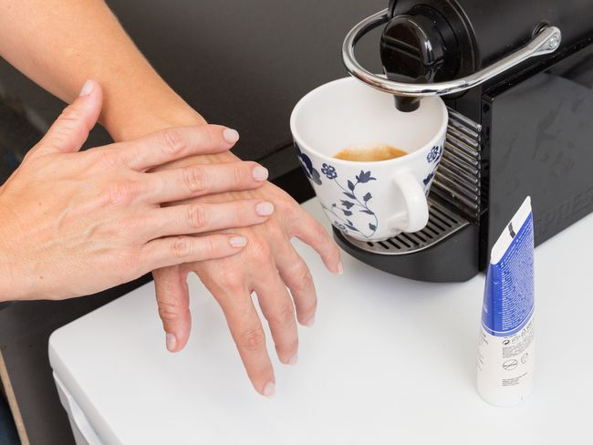Applicare la crema sulle mani durante la pausa caffè.