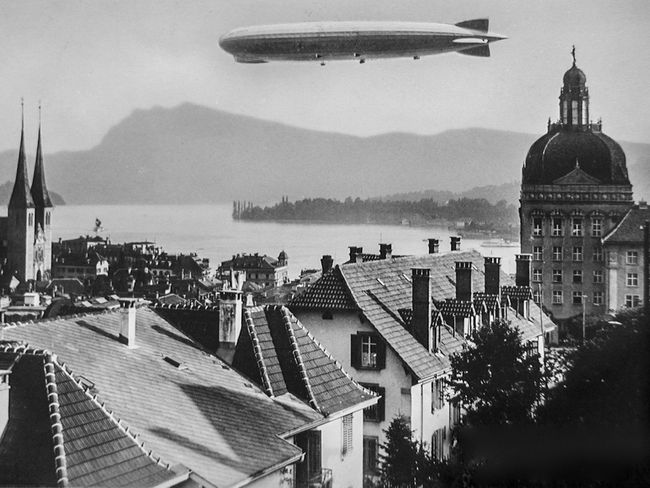 Suva historische Fotos und Pläne 063-Suva mit Zeppelin.jpg