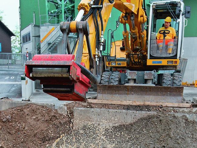 Eine Demonstration zeigt, wie ein nicht korrekt verriegeltes Werkzeug mit voller Wucht in eine mit Wasser gefüllte Grube donnert.