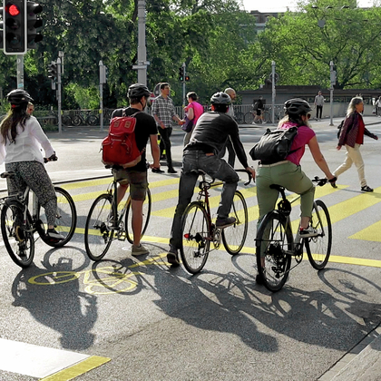 Zona di attesa per ciclisti: più sicurezza agli incroci