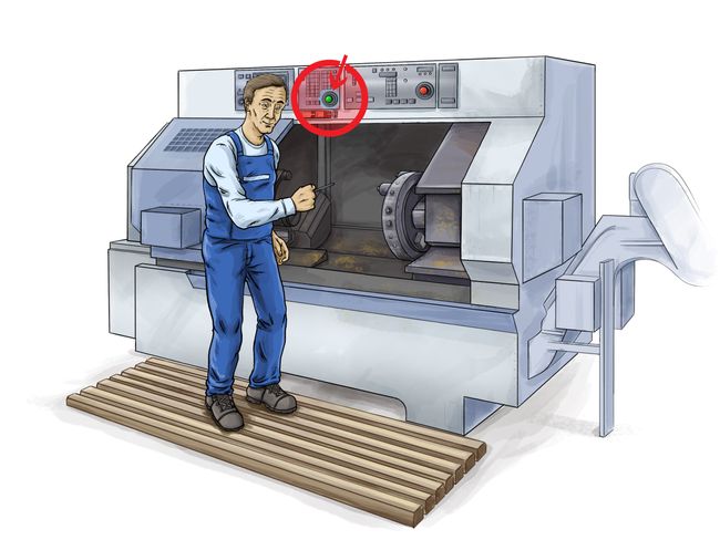 Il polimeccanico è davanti al tornio con la porta di protezione aperta. Il pulsante verde mostra che la macchina non è stata disattivata come prescritto dalle norme.
