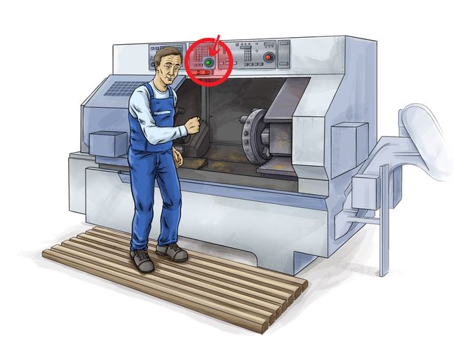 Der Polymechaniker steht vor der Drehmaschine mit offener Schutztür. Der grüne Knopf zeigt an, dass die Maschine nicht vorschriftsgemäss abgeschaltet wurde.