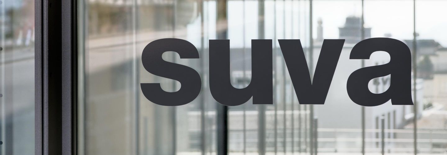 Suva Logo am Haupteingang Fluhmatt