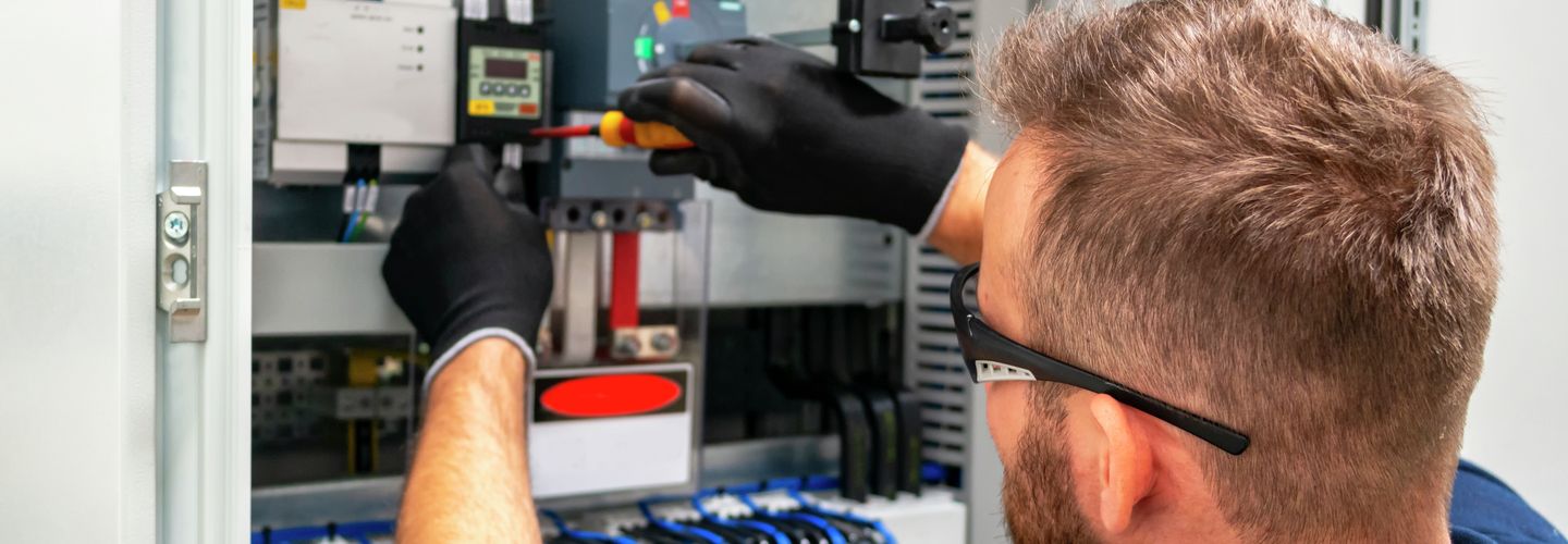 Elektriker-arbeiten-an-Schaltkasten.jpg