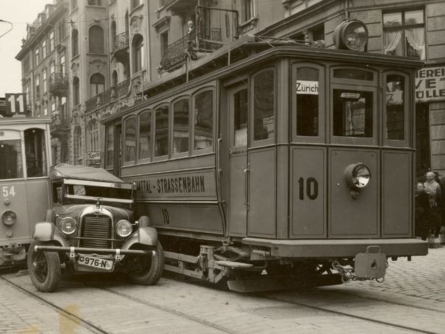 Stadtarchiv_Zürich.V.E.c.72.1.2.1.8.852b._b_Tram-Auto-Kollision_Badenerstrasse_Rotwandstrasse_Zürich_1927.tif.JPG