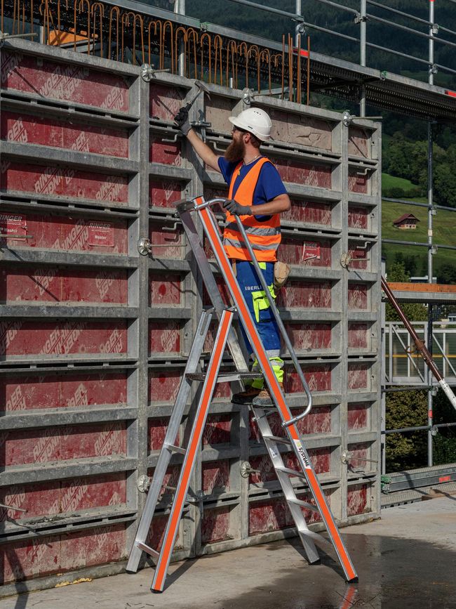 Lavori di casseratura su una scala leggera con piattaforma